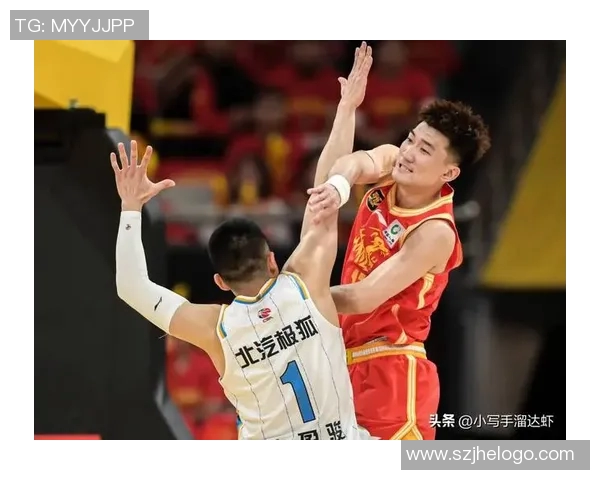 篮球场突发冲突张昊抱摔胡金秋引发孙铭徽强烈不满与争议