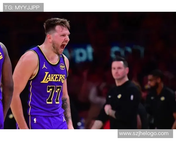 湖人首胜!斯玛特改变战局艾顿疯狂吃饼东契奇49+11+8狂刷纪录 湖人首胜!斯玛特改变战局艾顿疯狂吃饼东契奇49+11+8狂刷纪录