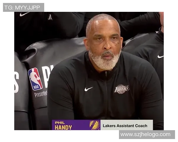 看得准！海兰德强突篮下造海斯犯规 湖人挑战成功改判进攻犯规